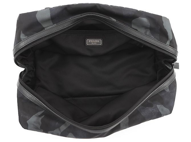 Pochette a mano in nylon nero e pelle Prada - vista 4