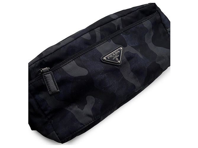 Pochette a mano in nylon nero e pelle Prada - vista 6