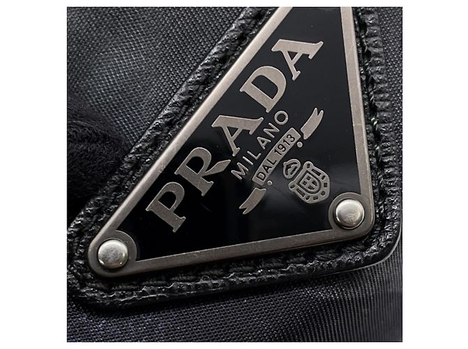 Pochette a mano in nylon nero e pelle Prada - vista 9