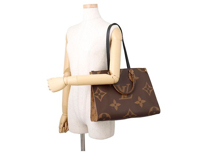 Borsa Tote Louis Vuitton Monogram Reverse Giant OnTheGo MM Rosso - vista 5