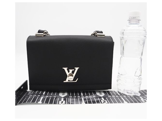 Borsa a tracolla Louis Vuitton Black Leather Lockme II BB Nero - vista 3