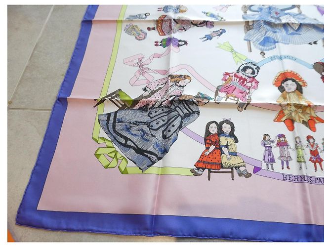 Hermès 'Hello Dolly' Seidenschal 90x90 Pink Weiß Rot Blau Grün Lila Gelb - Ansicht 9