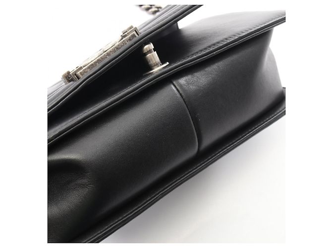 Borsa a tracolla Boy di Chanel in agnello nero - vista 12