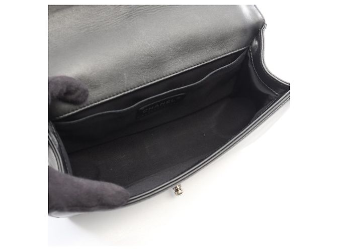 Borsa a tracolla Boy di Chanel in agnello nero - vista 3