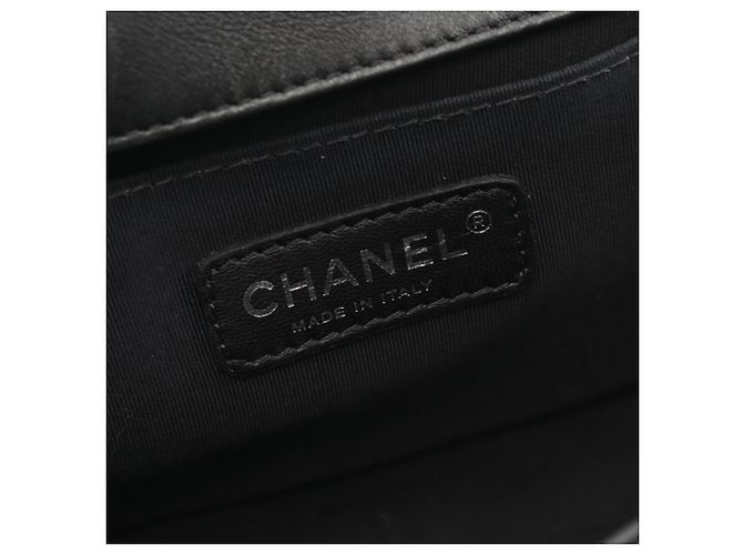 Borsa a tracolla Boy di Chanel in agnello nero - vista 4