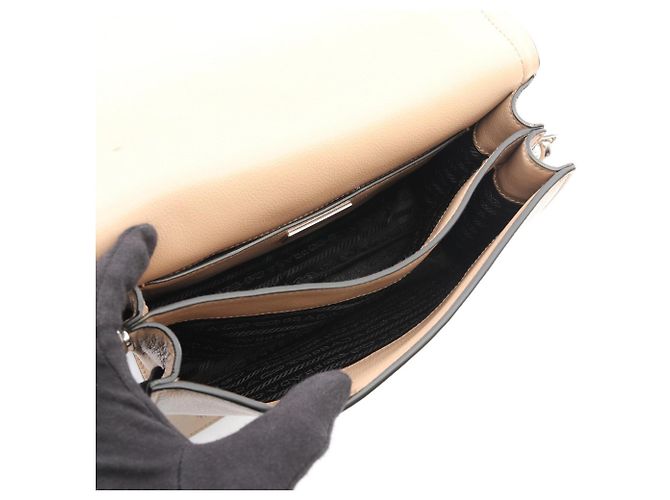 Borsa a tracolla in pelle beige Prada - vista 3