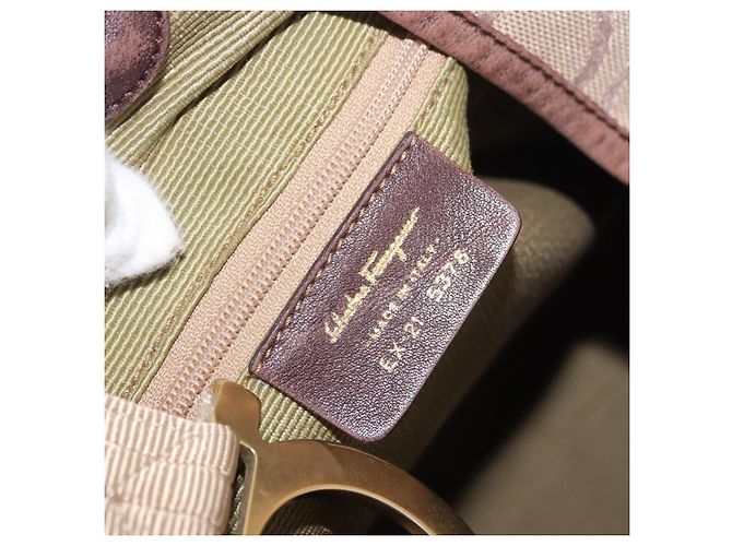 Borsa a tracolla Salvatore Ferragamo Gancini in tela beige e oro Auth gh2197 D'oro - vista 16