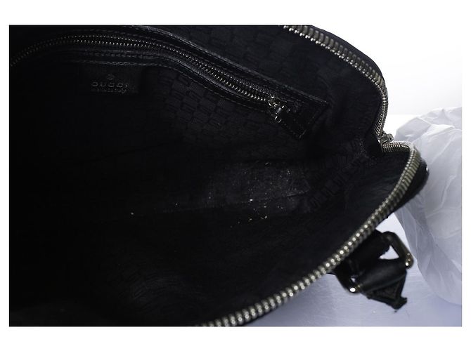 Gucci, Top-Handle-Tasche aus schwarzem, perforiertem GG-Leder - Ansicht 10