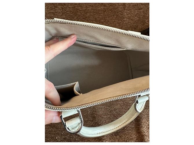 Louis Vuitton Alma PM in pelle Epi bianca Bianco - vista 4