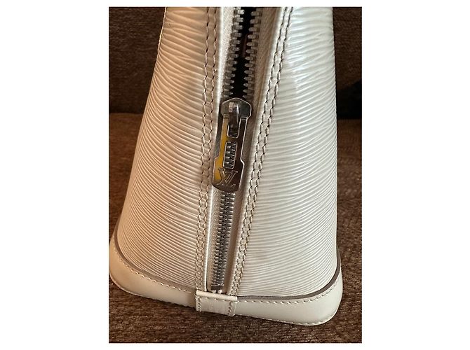 Louis Vuitton Alma PM in pelle Epi bianca Bianco - vista 5