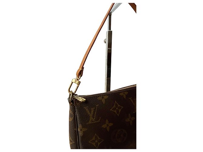 Louis Vuitton Pochette Dorado - vista 2