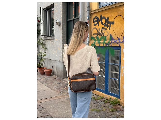 Louis Vuitton Reporter PM Castaño Dorado - vista 2