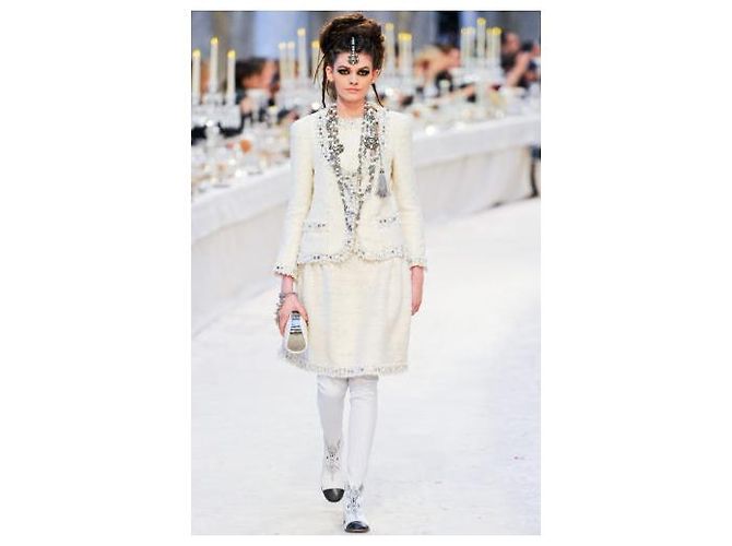 Giacca in Tweed Crema Chanel con Profilo a Specchio (Prefall 2012 - Métiers d'Arts Paris-Bombay) - vista 2