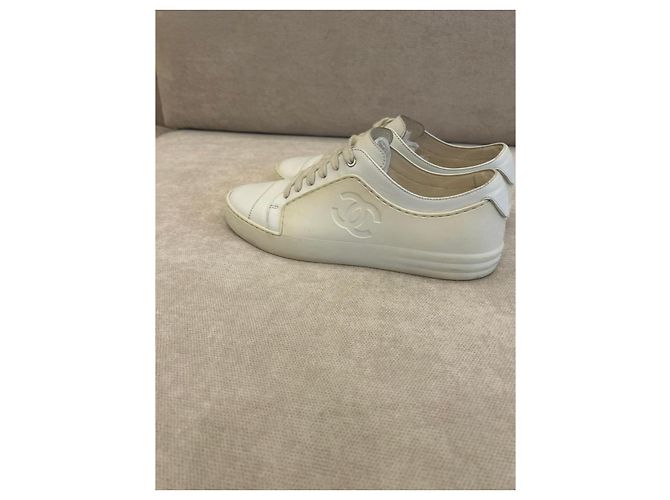 Sneakers basse Chanel in pelle bianca Bianco - vista 3