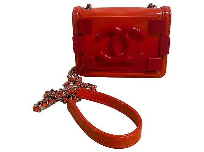 Borsa Chanel Boy Lego Brick Flap in vernice trapuntata e plexiglass rosso - vista 2