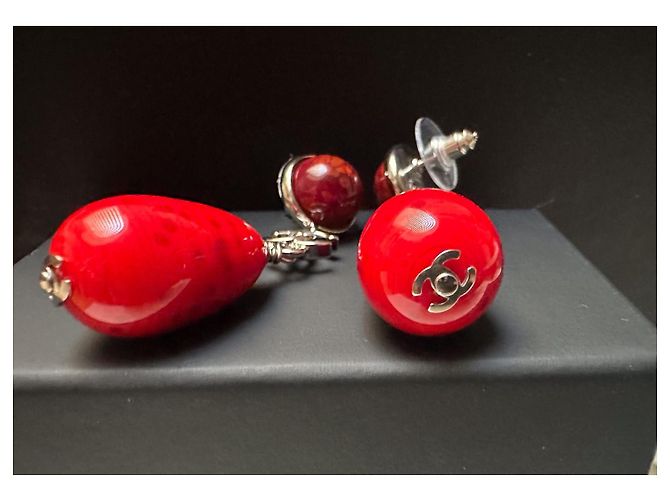 Chanel Orecchini pendenti Métiers d'Art 2026 Perle Rosse Rosso Silver hardware - vista 2