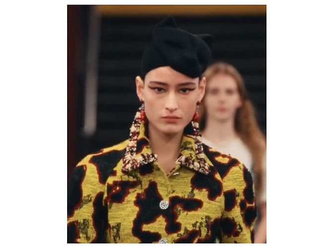 Chanel Orecchini pendenti Métiers d'Art 2026 Perle Rosse Rosso Silver hardware - vista 4