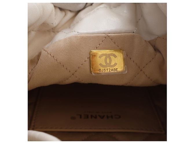 Chanel Mini Hobo 22 in pelle di vitello lucida bianca Bianco - vista 6