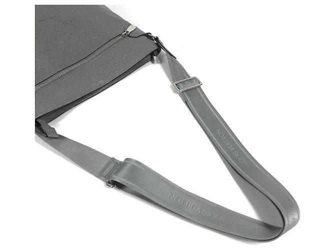 Borsa Louis Vuitton Taiga Sasha Marrone - vista 11