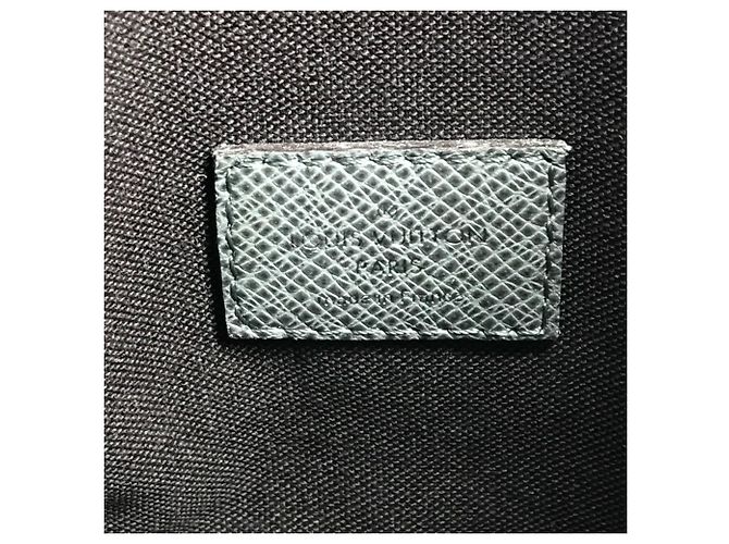 Borsa Louis Vuitton Taiga Sasha Marrone - vista 13