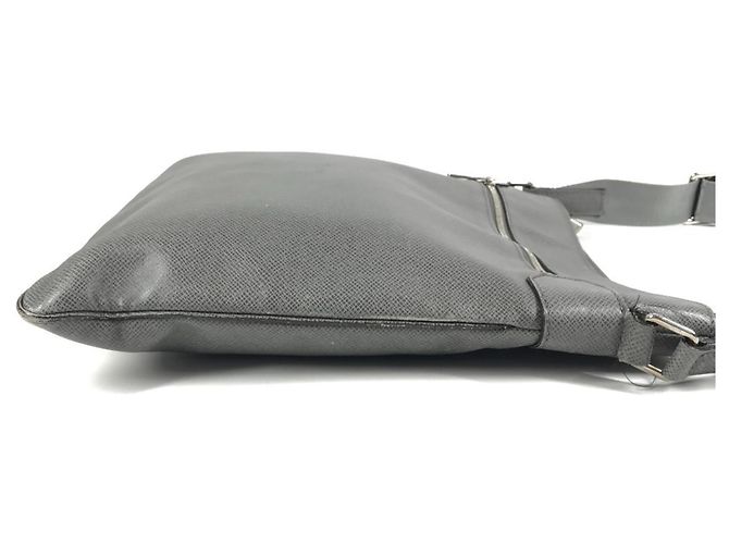 Borsa Louis Vuitton Taiga Sasha Marrone - vista 3