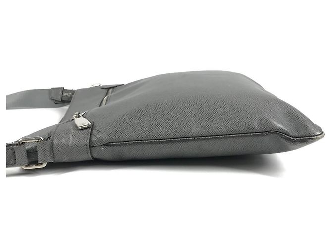 Borsa Louis Vuitton Taiga Sasha Marrone - vista 4