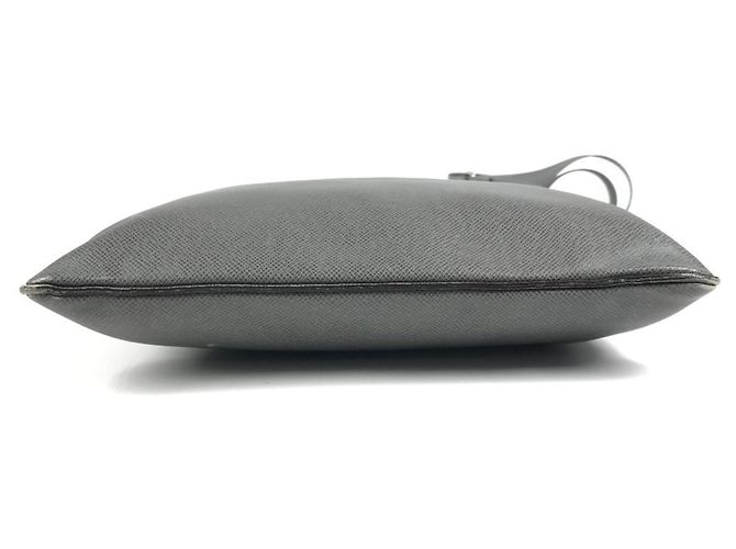 Borsa Louis Vuitton Taiga Sasha Marrone - vista 5