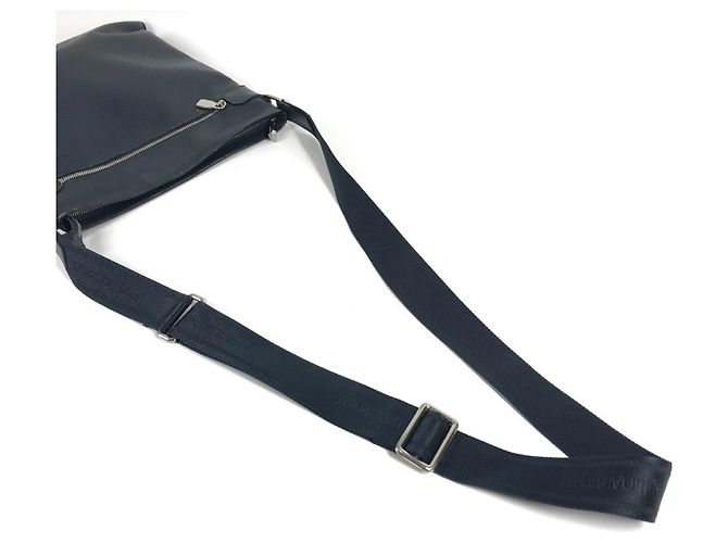 Borsa Louis Vuitton Taiga Sasha Blu navy - vista 10
