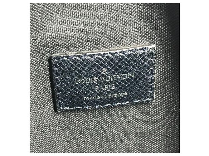Borsa Louis Vuitton Taiga Sasha Blu navy - vista 14