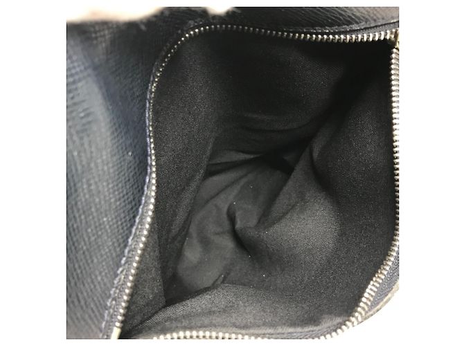 Borsa Louis Vuitton Taiga Sasha Blu navy - vista 16