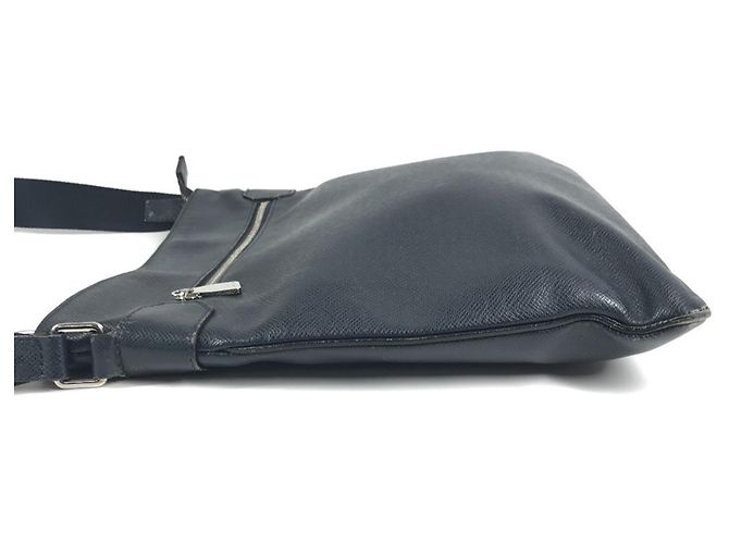Borsa Louis Vuitton Taiga Sasha Blu navy - vista 3