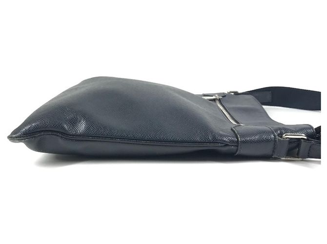 Borsa Louis Vuitton Taiga Sasha Blu navy - vista 4
