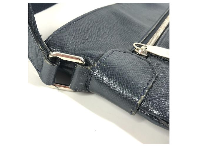 Borsa Louis Vuitton Taiga Sasha Blu navy - vista 8