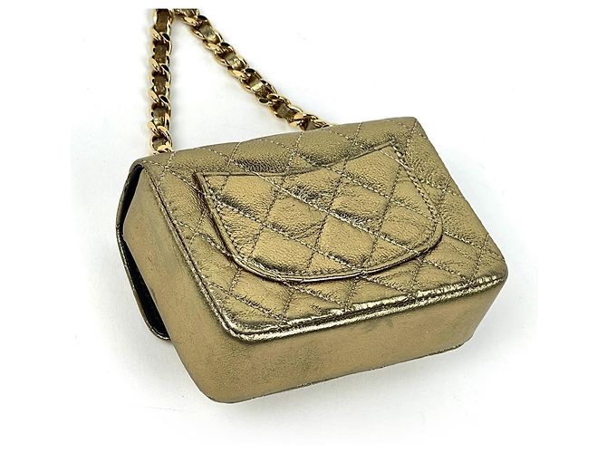 Charm per borsa Chanel in pelle dorata D'oro - vista 2