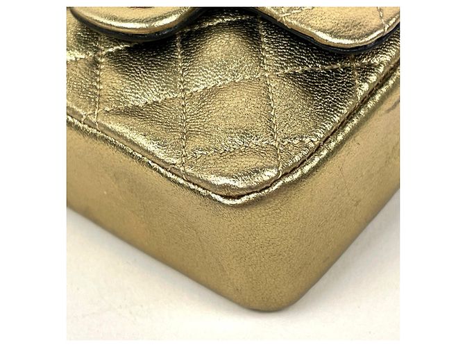 Charm per borsa Chanel in pelle dorata D'oro - vista 3