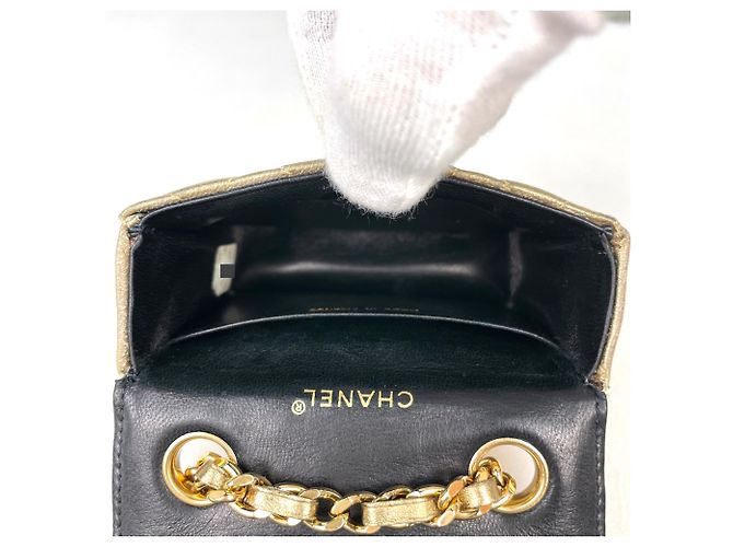 Charm per borsa Chanel in pelle dorata D'oro - vista 9