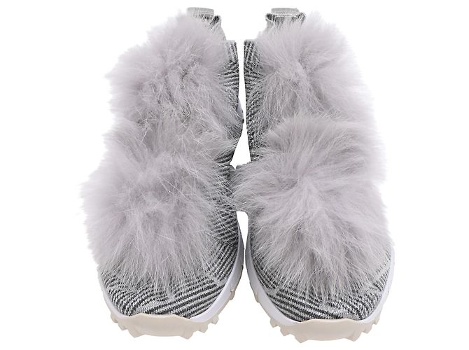 Jimmy Choo Low Top Sneaker aus grauem Polyamid mit elastischem Pelzbesatz - Ansicht 3