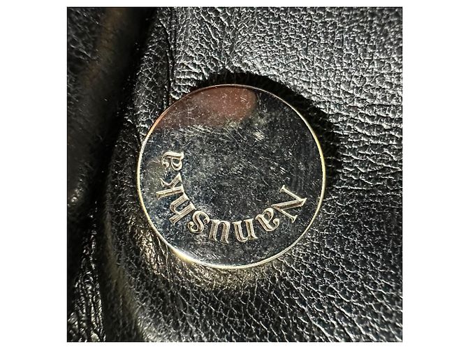 Nanushka Button-Down Gürtelmantel aus schwarzem Kunstleder - Ansicht 6