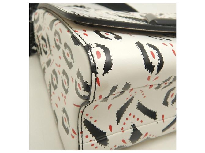 Borsa a tracolla Louis Vuitton Twist MM in pelle di vacchetta Nero Bianco - vista 12