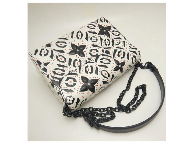 Borsa a tracolla Louis Vuitton Twist MM in pelle di vacchetta Nero Bianco - vista 4
