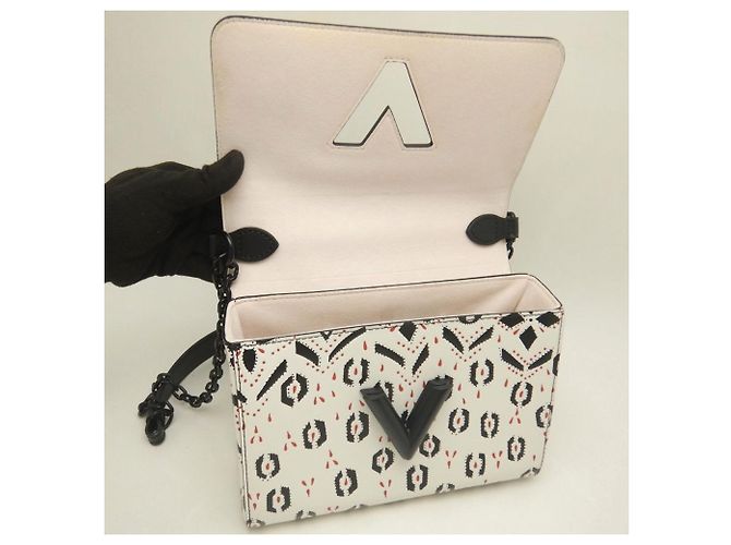 Borsa a tracolla Louis Vuitton Twist MM in pelle di vacchetta Nero Bianco - vista 5