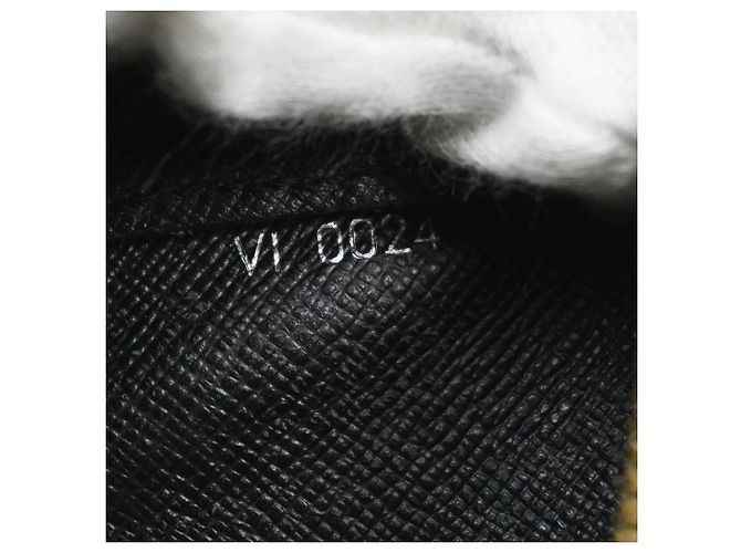Pochette Baikal Louis Vuitton Clutch in pelle Taiga Nero - vista 5
