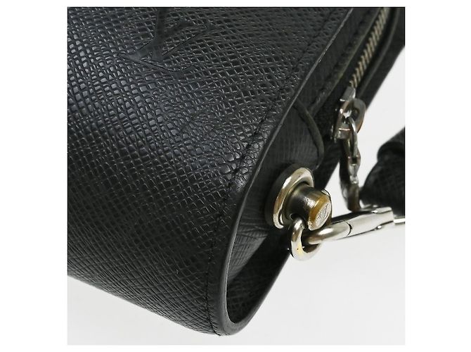 Pochette Baikal Louis Vuitton Clutch in pelle Taiga Nero - vista 7