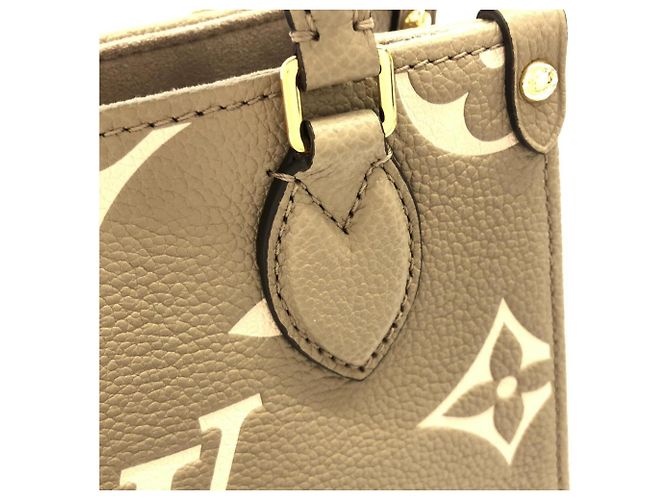 Borsa Louis Vuitton Bicolor Monogram Empreinte OnTheGo BB Beige Grigio - vista 4