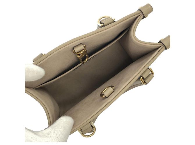 Borsa Louis Vuitton Bicolor Monogram Empreinte OnTheGo BB Beige Grigio - vista 6