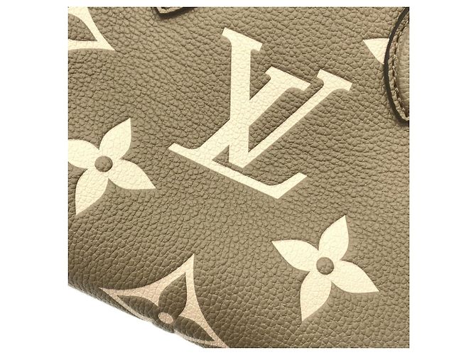 Borsa Louis Vuitton Bicolor Monogram Empreinte OnTheGo BB Beige Grigio - vista 7
