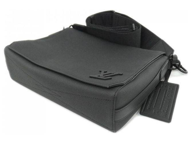 Bolsa de ombro Louis Vuitton LV Aerogram Takeoff Messenger Preto - vista 3