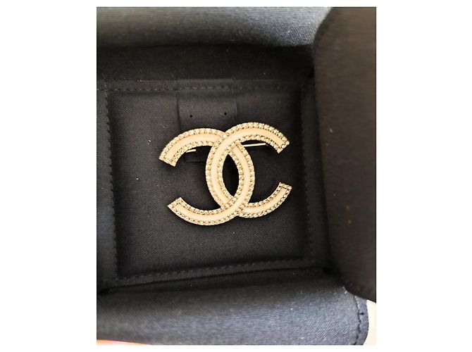 Spilla Chanel Logo CC in Cristallo e Metallo Dorato Bianco Gold hardware - vista 3
