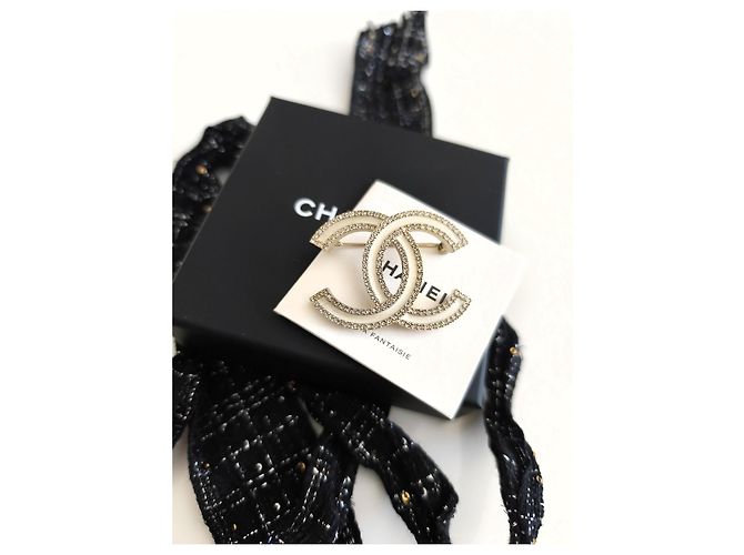 Spilla Chanel Logo CC in Cristallo e Metallo Dorato Bianco Gold hardware - vista 4