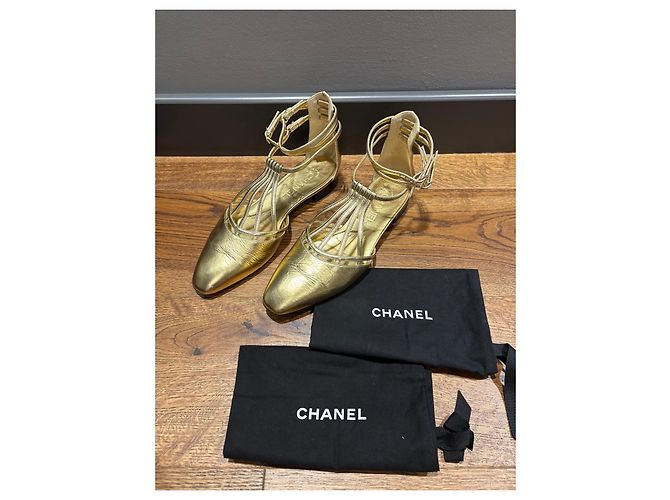 Chanel Bailarinas con tiras de cuero dorado - vista 2